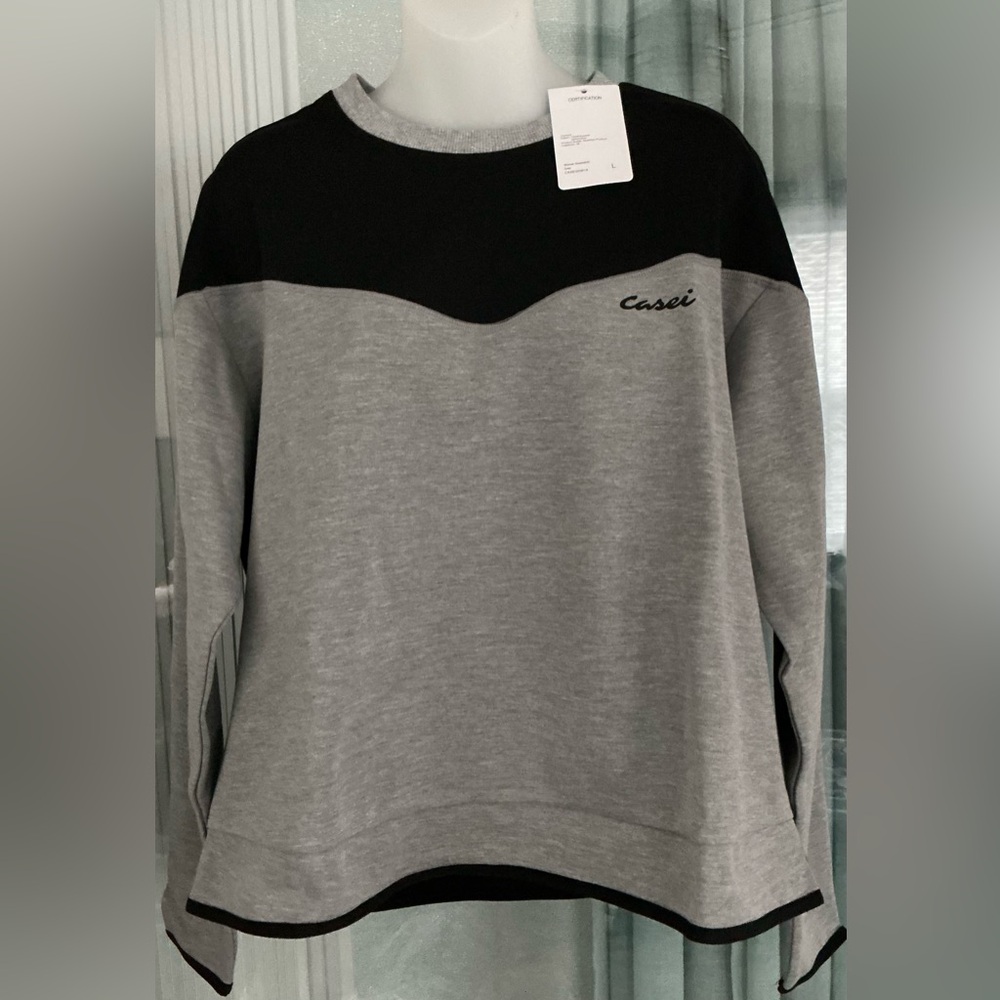 Gray and black colorblock crewneck sweatshirt🇺🇸